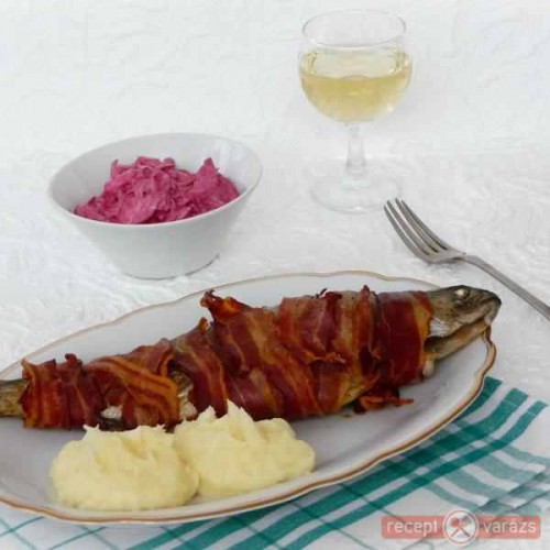 Pisztráng bacon alatt sütve