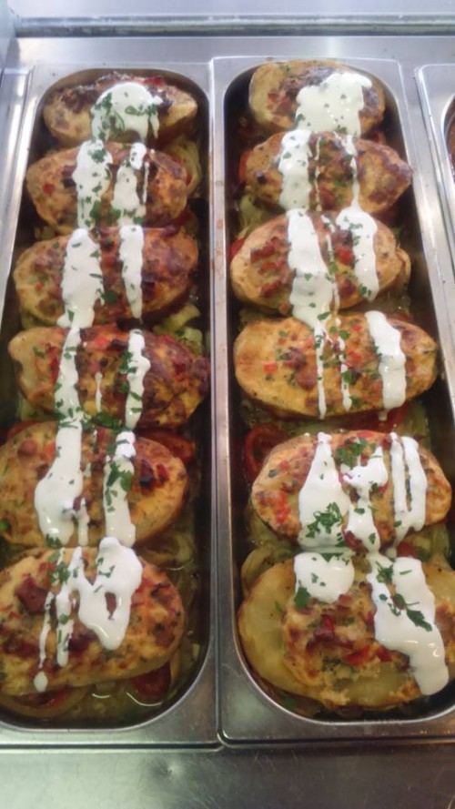 Feta sajttal zöldségekkel töltött grillezett burgony