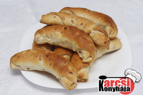 sonkás, szalonnás, hagymás uzsonna kifli