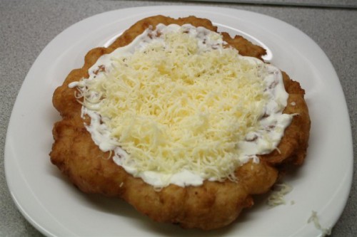 Sajtos-tejfölös lángos