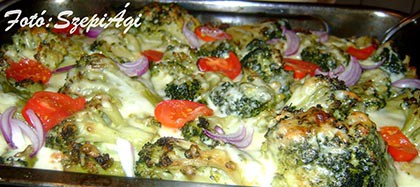 Gazdag sajtos brokkoli, húsos burgonya ágyon