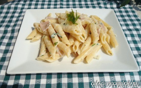 Sajtos, sonkás penne