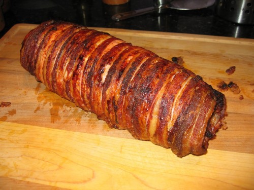 Sajttal és sonkával töltött karaj baconbe csomagolva