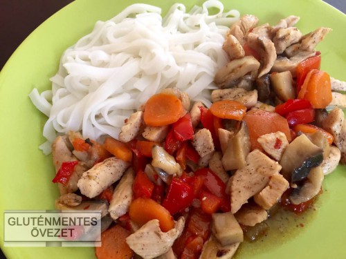 Mézes-chilis csirkemell zöldségekkel, rizstésztával