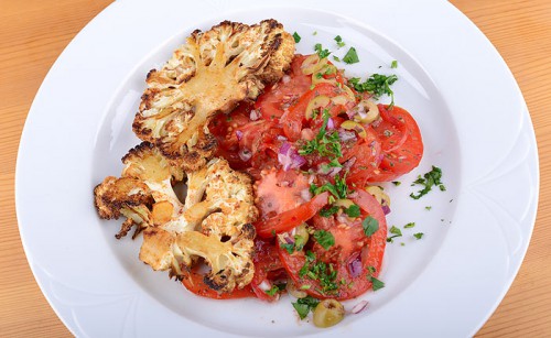 Karfiol steak paradicsomsalival