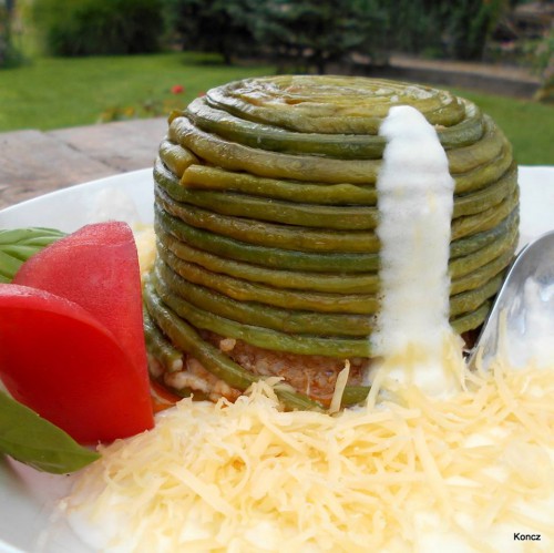 Rakott méteresbab , sajtmártással .