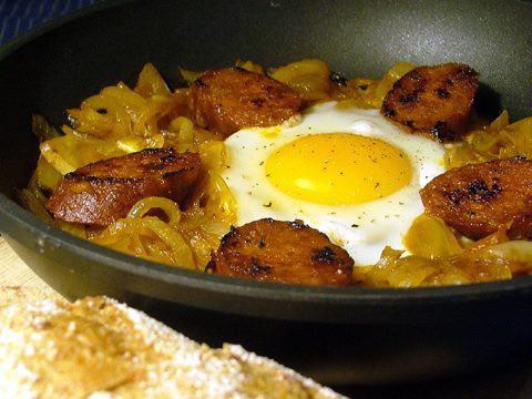 Zwiebeltunke: félúton a pörkölt felé
