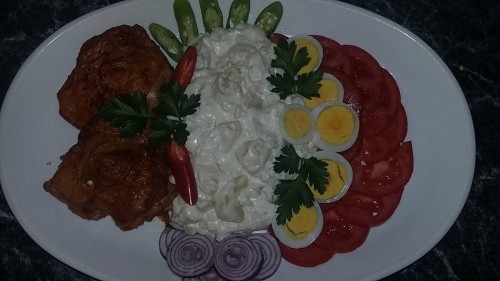 Pácolt-sült, felső csirkecomb, krumpli salátával