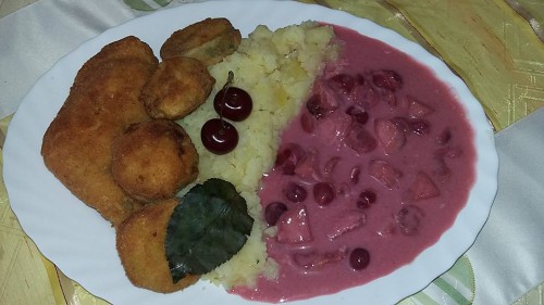 Vegyes tál meggyszósszal-almával
