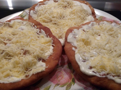 Tejfölös, sajtos, fokhagymás lángos