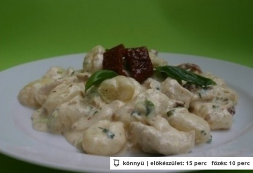Bazsalikomos csirkecsíkok tejszínes gnocchival