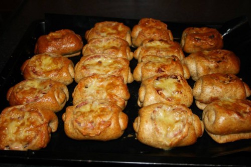Mini kolbászos és sonkás csonakok