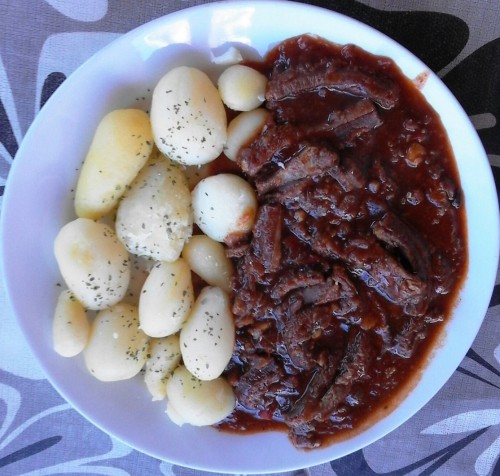 Pacalpörkölt burgonyával