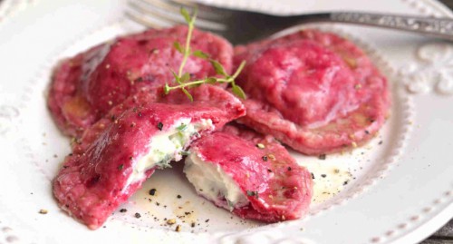 Céklás ravioli, kecskesajtos ricottával töltve