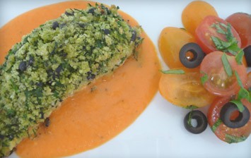 Lazac zöldfűszeres bundában, sült pirospaprika-mártá
