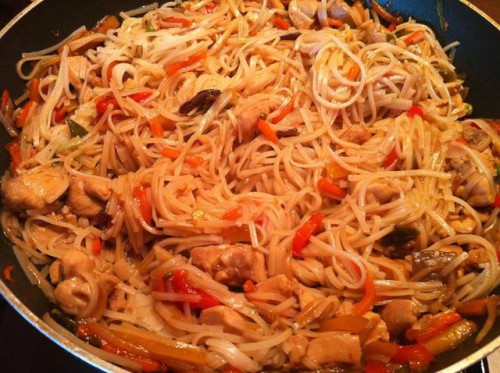 Thai zöldséges csirke teriyaki szósszal és rizstészt