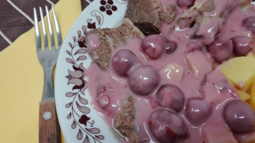 Főtt marhahús szelet főtt burgonyával és meggymártás