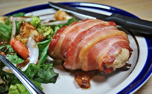 Baconbe tekert, sajttal töltött csirkemell