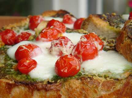 Bruschetta koktélparadicsommal és mozzarellával