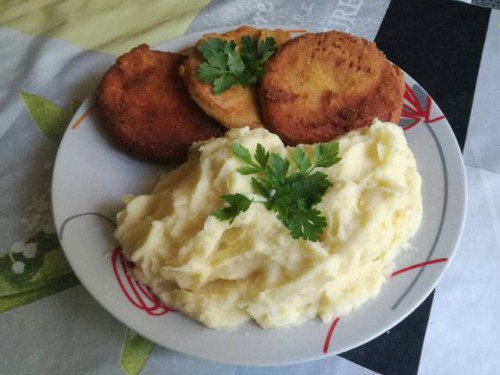 Rántott párizsi krumplipürével