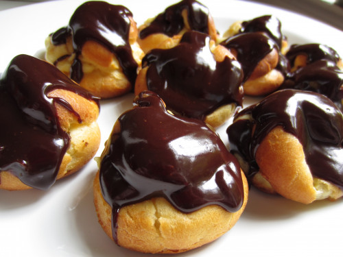 Profiterol krémmel töltve csokiöntettel Hervé-től