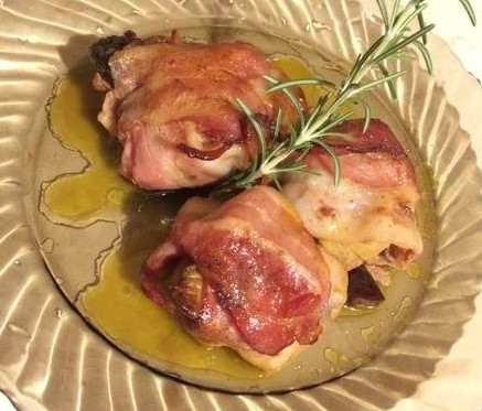 Kacsamáj baconben, aszalt szilvával töltve