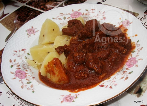 Marhapörkölt bográcsban