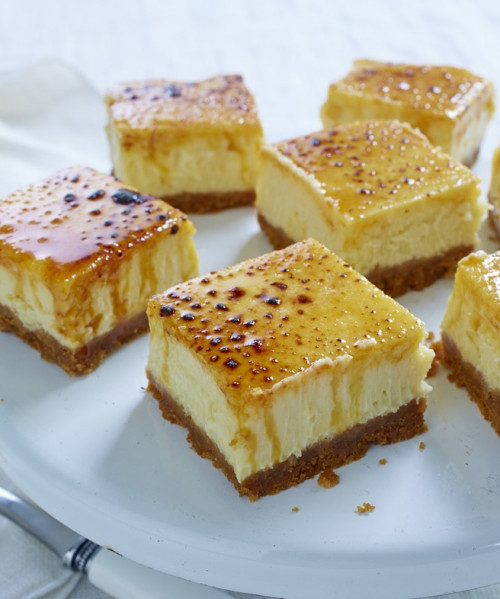 Prajitură cu blat de cacao si cremă de zahăr ars