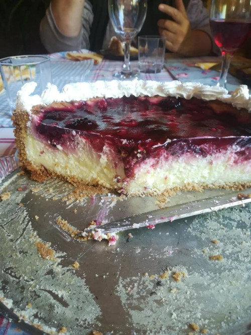 Erdeigyümölcsös, tejfölkrémes torta