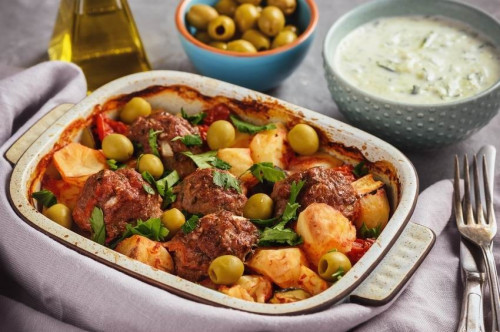 Zöldséges fasírt tepsiben, vele sült krumplival