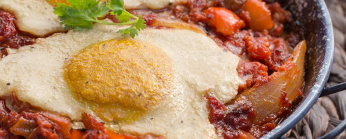 Lecsó-Shakshuka aubergine közel-keleti sárgaborsó
