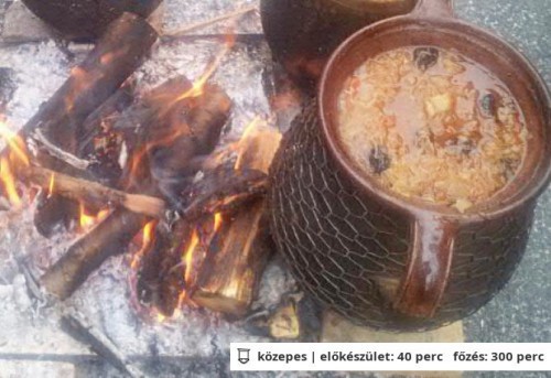Cserepes aszalt szilvás húsos káposzta