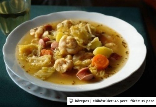 Kelkáposztás-tésztás-virslis egytál