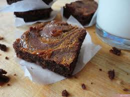Brutális brownie cukrozott, sűrített tejjel