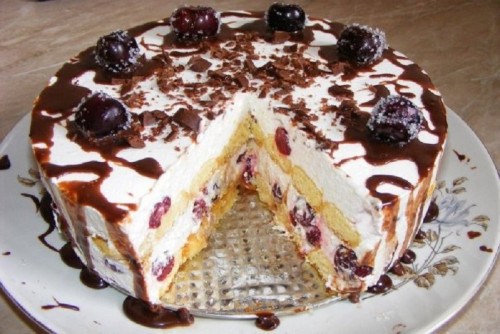Piros gyümölcsös joghurttorta sütés nélkül