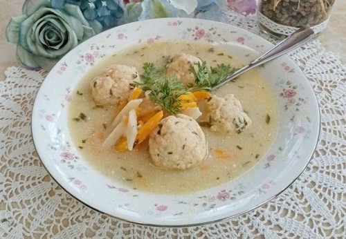 Tárkonyos halgombóc leves