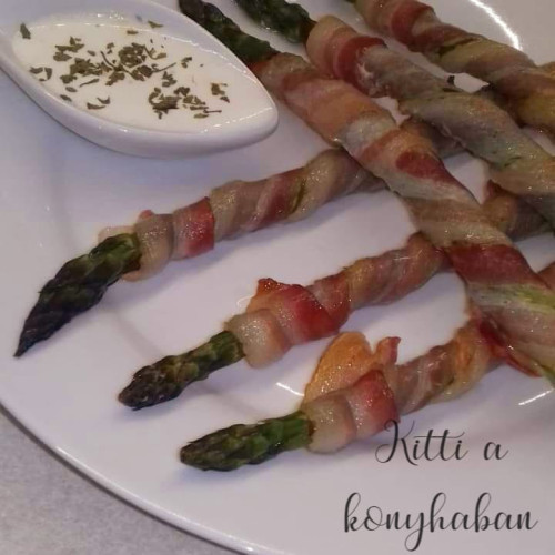 Baconbe göngyölt spárga fokhagymás mártogatóssal