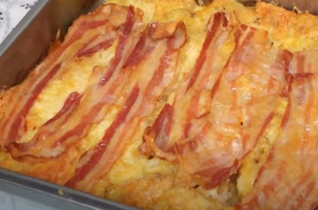Sajtos rakott csirkemell ropogós baconnel