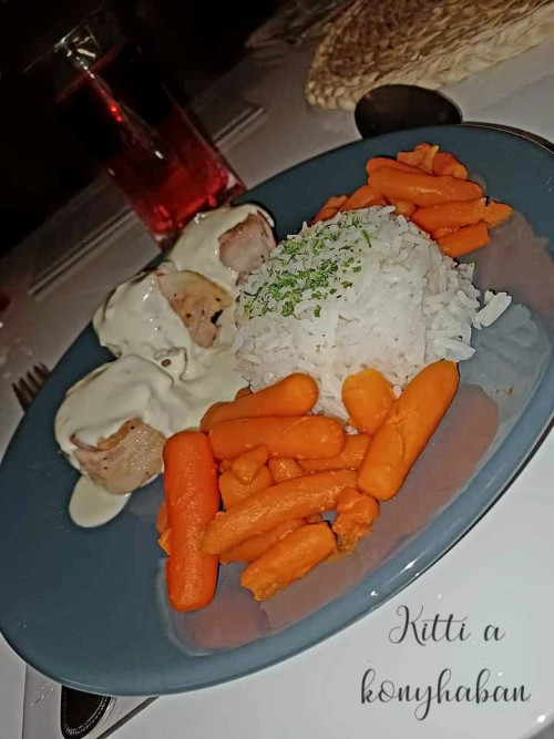 Baconbe göngyölt szűzpecsenye gombamártással