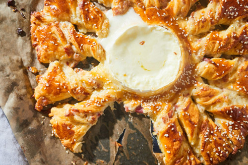 Levelestésztába csavart camembert, mártogatóssal