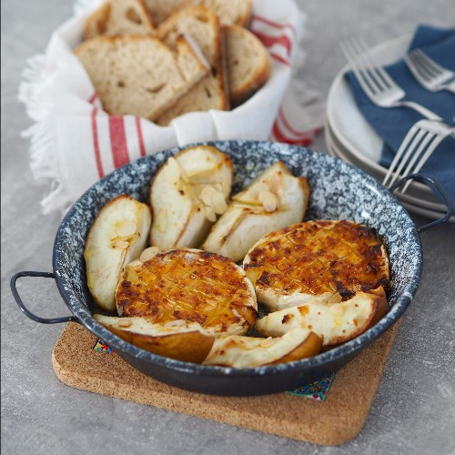 Sült camembert sajt körtés-diós feltéttel