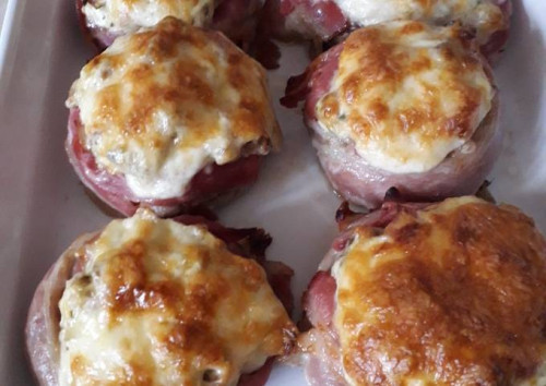 Baconbe tekert sajtkrémes gomba