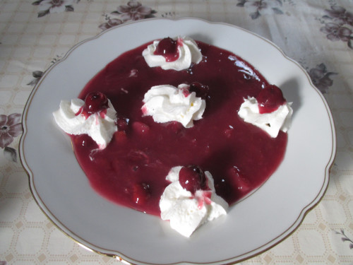 Hideg, tejszínes meggyleves