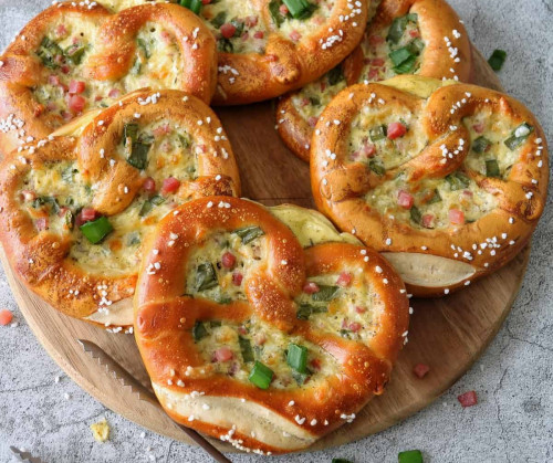 Gefüllte Brezel mit Schinken und Käse(für Limone)