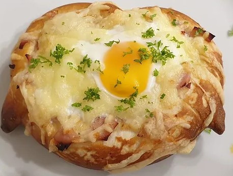 Gefülte Brezel mit Spiegelei(Limone)
