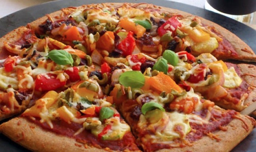 Zöldséges-sajtos pizza