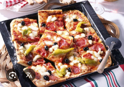 Szalámis, olívás, gombás pizza