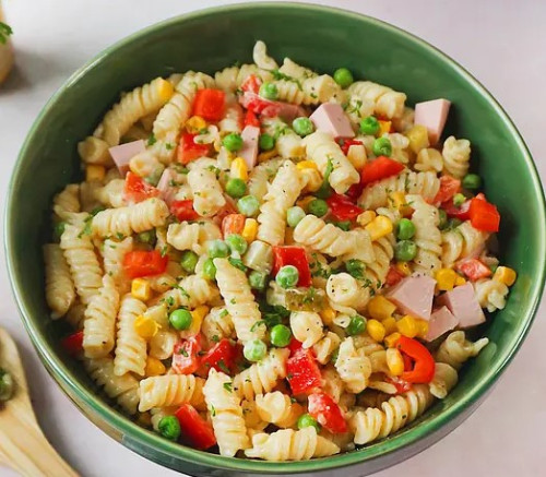 Nudelsalat mit Fleischwurst Erbsen und Maisrbse und