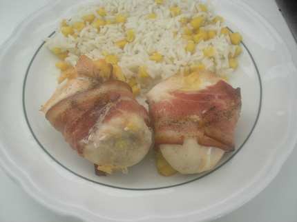 Sajttal-sonkával töltött, baconbe tekert csirkemell